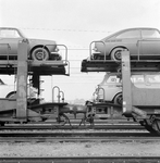 167469 Afbeelding van dubbeldekwagen (autotrailers) voor het vervoer van auto's (Volkswagens) per trein op het ...